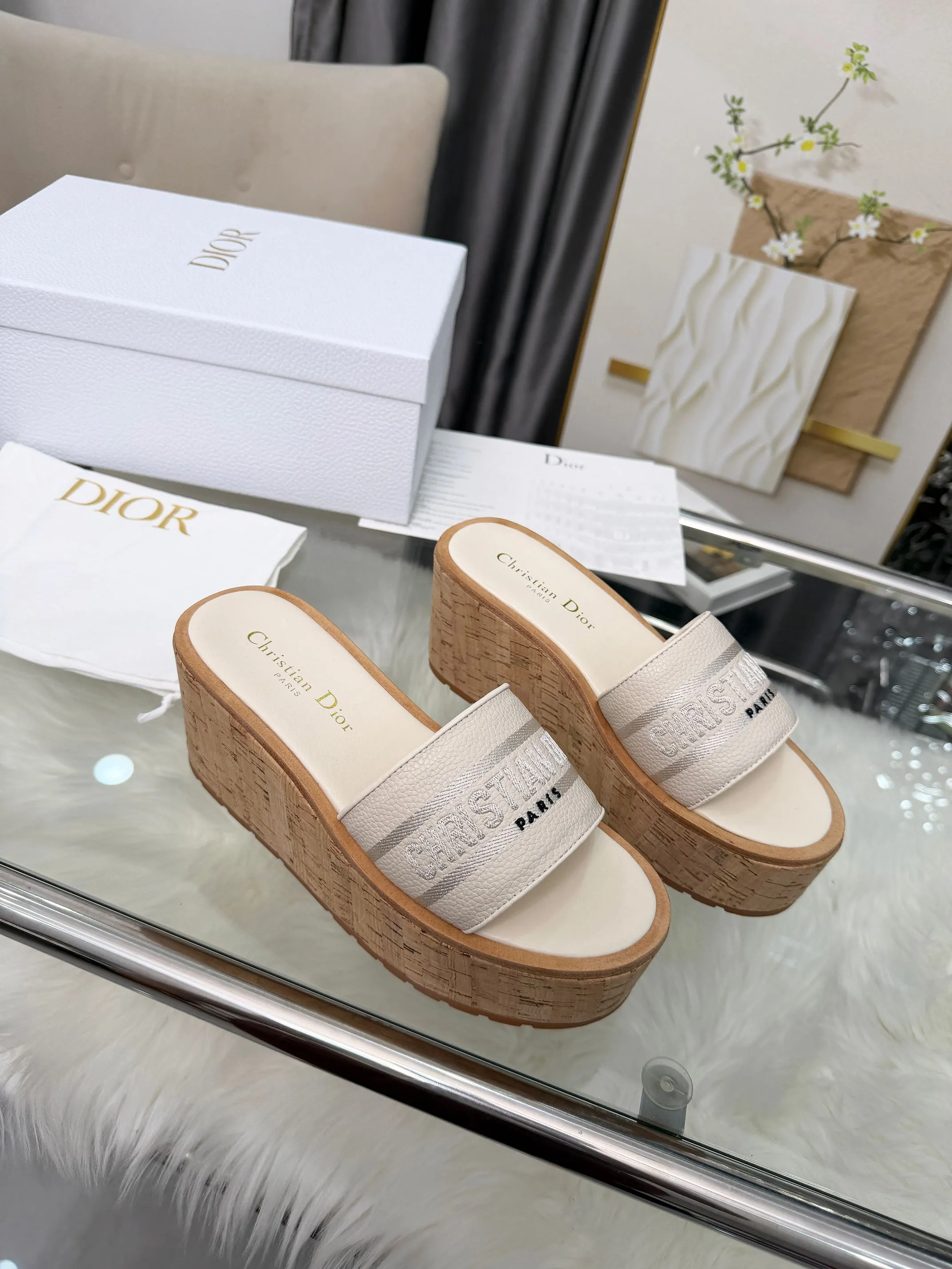 👟👟Ex-factory price 440👟👟 Dior Dior〰️Dway thick-soled wedge sandals✔️This thick-soled sandal is fashionable, casual and highly recognizable. The inspiration is cleverly combined by D's main designer into the perfect shoe shape. Paired with brand buckles, it is even more fashionable! Original version, perfect and exquisite workmanship!  Upper: pebbled leather + electric show code number; 35-39 (40-41 customized)